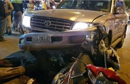 Xe Land Cruiser gây tai nạn liên hoàn ở đường Nguyễn Chí Thanh, 6 người nhập viện